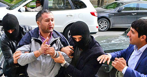 Парвиза Гашимли доставляют в суд. Баку, 7 ноября 2013 г. Фото Джавида Гурбанова, http://www.regnum.ru/
Парвиза Гашимли доставляют в суд. Баку, 7 ноября 2013 г. Фото Джавида Гурбанова, http://www.regnum.ru/