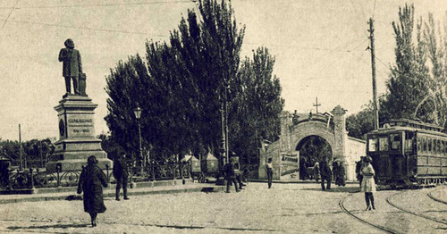 Первый памятник Карлу Марксу в Ростове-на-Дону, установленный на пьедестале снесённого памятника Екатерине II. Открытка. Фото https://ru.wikipedia.org/ Первый памятник Карлу Марксу в Ростове-на-Дону, установленный на пьедестале снесённого памятника Екатерине II. Открытка. Фото https://ru.wikipedia.org/
