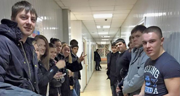 Друзья и однокурсники Цацаева Тимирлана и Каутарова Аслана в коридоре Никулинского суда. Москва, 24 декабря 2014 г. Фото Азамата Минцаева