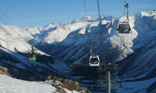  Канатная дорога «Азау» в Приэльбрусье. Фото: http://q99.it/ALnmzZo. Фото: http://www.u-f.ru/sites/default/files/imagecache/750x450/news/2_mar_2014_-_1700/09-02-07-050small.jpg
