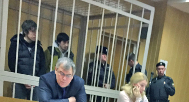 Тимирлан Цацаев и Аслан Каутаров в зале суда. Москва, 24 декабря 2014 г. Фото: Азамат Минцаев