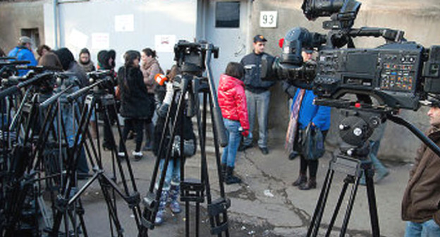 Журналисты возле офиса телекомпании "Маэстро". Фото: Александр Имедашвили, NEWSGEORGIA
