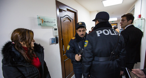 Cотрудники полиции в Бакинском офисе «Радио Азадлыг. Баку, 26 декабря 2014 г. Фото корреспондента "Кавказского узла" Cотрудники полиции в Бакинском офисе «Радио Азадлыг. Баку, 26 декабря 2014 г. Фото корреспондента "Кавказского узла"
