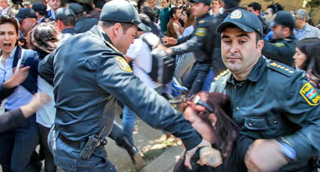 Задержание активистов полицейскими. Баку, 6 мая 2014 г. Фото Азиза Каримова для «Кавказского узла»