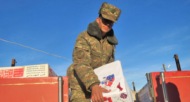 Новогодние подарки  солдатам на передовой и в воинских частях,  подготовленные со стороны властей и общественности всех районов Нагорного Карабаха. 31 декабря 2014 г. Фото Алвард Григорян для "Кавказского узла"