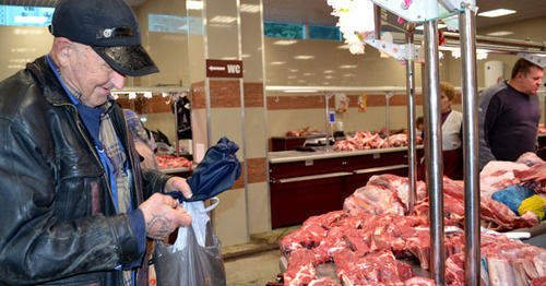 Покупатель на рынке. Сочи, 4 января 2015 г. Фото Светланы Кравченко для "Кавказского узла"