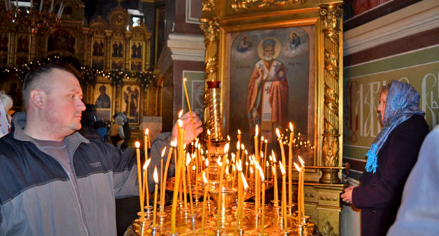 Верующие в соборе Михаила Архангела. Сочи, 7 января 2015 г. Фото Светланы Кравченко для "Кавказского узла"