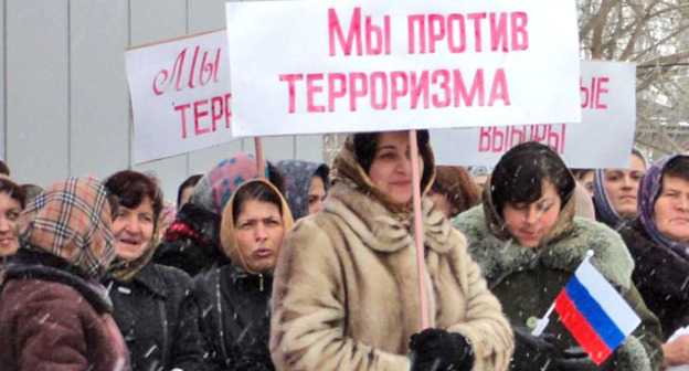 Участники митинга против терроризма. Село Магарамкент Магарамкентского района, 20 февраля 2012 г. Фото: Министерство по делам молодежи http://www.dagmol.ru/pub/novosti/miting_v_podderjku_putina_sobral_okolo_3000_c
