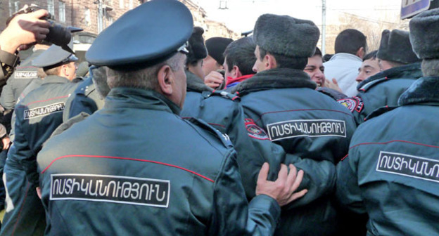 Сотрудники полиции во время акции протеста. Ереван, 15 января 2015 г. Фото Армине Мартиросян для "Кавказского узла"