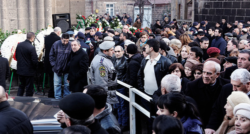 Гюмри словно окаменел от трагедии. Похороны Серёжи Аветисяна, 20 января 2015 год. Фото Нарека Тумасяна Гюмри словно окаменел от трагедии. Похороны Серёжи Аветисяна, 20 января 2015 год. Фото Нарека Тумасяна