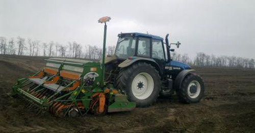 Трактор боронует поле. Фото http://pravitelstvo.kbr.ru/oigv/minselhoz/?PAGEN_1=2