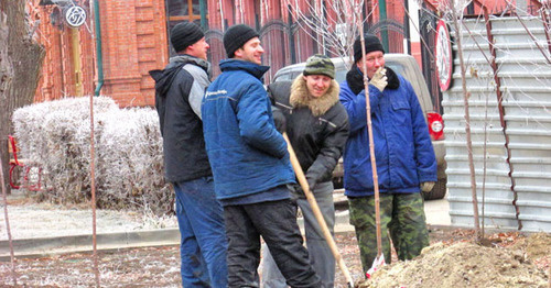Строители на улице Академическая, Ворошиловский район Волгограда. Фото Вячеслава Ященко для "Кавказского узла" Строители на улице Академическая, Ворошиловский район Волгограда. Фото Вячеслава Ященко для "Кавказского узла"