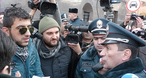 Участники протестных выступлений в Ереване беседуют с представителем МВД Армении. Фото Армине Мартиросян для "Кавказского узла" Участники протестных выступлений в Ереване беседуют с представителем МВД Армении. Фото Армине Мартиросян для "Кавказского узла"