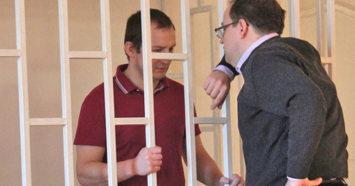 Максим Клетин общается со своим адвокатом. Владикавказ, 27 января 2015 г. Фото Эммы Марзоевой для "Кавказского узла" Максим Клетин общается со своим адвокатом. Владикавказ, 27 января 2015 г. Фото Эммы Марзоевой для "Кавказского узла"