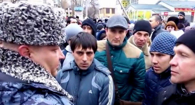 Участники народного схода, требовавшие от властей эффективного и справедливого расследования убийства военнослужащего-контрактника. Минводы, 24 января 2015 г. Кадр из видео пользователя Романа Новикова http://www.youtube.com/watch?v=80uWjsfv-xk
