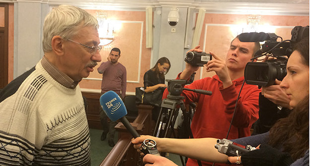 Председатель "Мемориала" Олег Орлов после рассмотрение Верховным судом России иска Министерства юстиции РФ о ликвидации организации "Мемориал". 28 января 2015. Фото Юлии Буславской для "Кавказского узла"