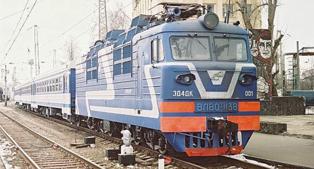 Электропоезд локомотивной тяги ЭД4ДК (Россия). Фото: Валерий Шитов, https://ru.wikipedia.org/wiki/%DD%EB%E5%EA%F2%F0%EE%EF%EE%E5%E7%E4#mediaviewer/File:ED4DK-001_%28VL80%29.jpg