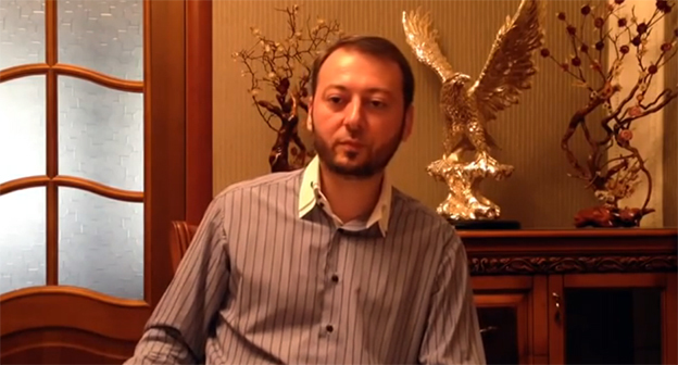 Магомед Хазбиев. Фото: Стоп-кадр видео "Обращение Магомеда Хазбиева к Ингушскому народу по поводу поездки в Чечню", http://www.youtube.com/watch?v=g_WgxGtBDJg#t=255
