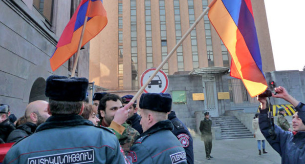 Участники акции протеста возле посольства РФ. Ереван, 15 января 2015 г. Фото Армине Мартиросян для "Кавказского узла"