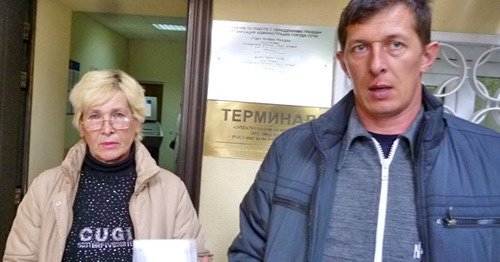 Семья Савельевых мать Людмила и сын Алексей у входа в приемную по обращениям граждан. Сочи, 6 февраля 2015 г. Фото Светланы Кравченко для "Кавказского узла" Семья Савельевых мать Людмила и сын Алексей у входа в приемную по обращениям граждан. Сочи, 6 февраля 2015 г. Фото Светланы Кравченко для "Кавказского узла"