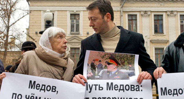 Магомед Хазбиев во время пикета в Москве. Слева - Людмила Алексеева. Фото: RFE/RL