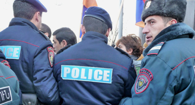 Сотрудники полиции во время акции протеста. Ереван, 15 января 2015 г. Фото Армине Мартиросян для "Кавказского узла"
