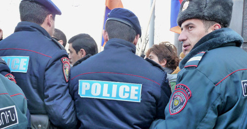 Сотрудники полиции во время акции протеста. Ереван, 15 января 2015 г. Фото Армине Мартиросян для "Кавказского узла"
Сотрудники полиции во время акции протеста. Ереван, 15 января 2015 г. Фото Армине Мартиросян для "Кавказского узла"