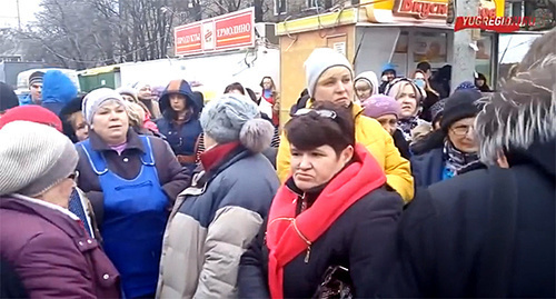 Жители Ростова-на-Дону перекрыли проспект, протестуя против закрытия рынка "Фортуна М". 29 января 2015 г. Кадр из видео пользователя tvurdon Южный Регион https://www.youtube.com/watch?v=SmzaBGEPA60 Жители Ростова-на-Дону перекрыли проспект, протестуя против закрытия рынка "Фортуна М". 29 января 2015 г. Кадр из видео пользователя tvurdon Южный Регион https://www.youtube.com/watch?v=SmzaBGEPA60