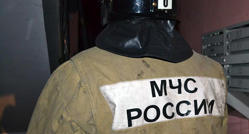 Сотрудник МЧС на пожаре. Фото Светланы Кравченко для "Кавказского узла" Сотрудник МЧС на пожаре. Фото Светланы Кравченко для "Кавказского узла"