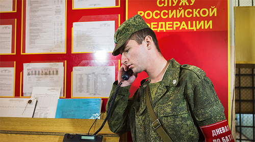 Дневальный солдат в военской части. Фото Алексея Ерешко, http://мультимедиа.минобороны.рф/multimedia/photo/gallery.htm?id=18307@cmsPhotoGallery Дневальный солдат в военской части. Фото Алексея Ерешко, http://мультимедиа.минобороны.рф/multimedia/photo/gallery.htm?id=18307@cmsPhotoGallery
