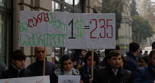 Плакаты на акции протеста в Тбилиси, 25 февраля 2015 год. Фото Бслана Кмузова для "Кавказского узла"