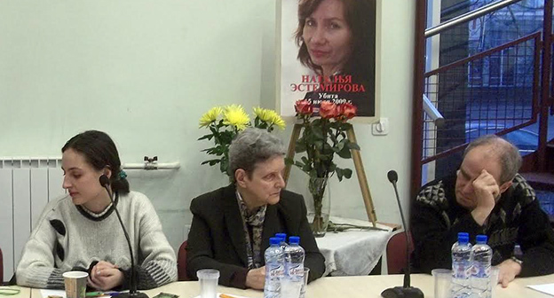 Участники "круглого стола", проведенного в память о правозащитнице Наталье Эстемировой 28 февраля. Фото карины Гаджиевой для "Кавказского узла"