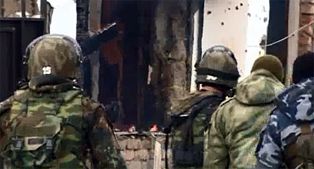 Силовики на спецоперации. Фото: http://nac.gov.ru/nakmessage/2015/01/05/v-chechne-v-khode-spetsoperatsii-neitralizovany-dvoe-banditov.html