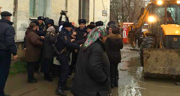 Полиция оттесняет протестующих жильцов от места строительства многоэтажки. Фото Тимура Исаева для "Кавказского узла"

