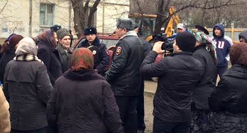 Полиция оттесняет протестующих жильцов от места строительства многоэтажки. Фото Тимура Исаева для "Кавказского узла" Полиция оттесняет протестующих жильцов от места строительства многоэтажки. Фото Тимура Исаева для "Кавказского узла"