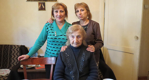Нина Гаспарян вместе с дочерьми Фирузой и Мариной. Нагорный Карабаха, город Гадрут Гадрутского района. 27 февраля 2015 год. Фото Алвард григорян для "Кавказского узла" Нина Гаспарян вместе с дочерьми Фирузой и Мариной. Нагорный Карабаха, город Гадрут Гадрутского района. 27 февраля 2015 год. Фото Алвард григорян для "Кавказского узла"