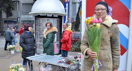 Жительница Сочи с букетом тюльпанов. Фото Светланы Кравченко для "Кавказского узла" Жительница Сочи с букетом тюльпанов. Фото Светланы Кравченко для "Кавказского узла"
