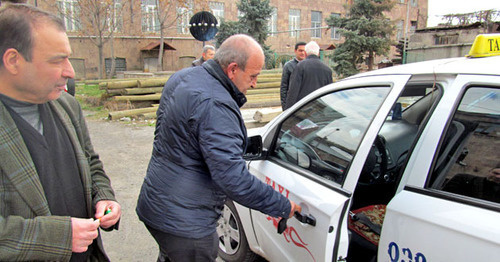 Группа таксистов провела акцию в поддержку нового закона о лицензировании частных такси. Ереван, 13 марта 2015 г. Фото Армине Мартиросян для "Кавказского узла" Группа таксистов провела акцию в поддержку нового закона о лицензировании частных такси. Ереван, 13 марта 2015 г. Фото Армине Мартиросян для "Кавказского узла"