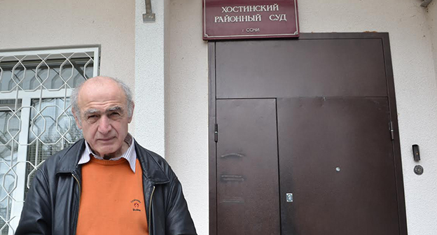 Пантио Узарашвили в суде сдает жалобу. Фото Светланы Кравченко для "Кавказского узла"