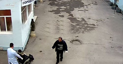 Мужчина в инвалидной коляске умер возле больницы №8 в Ростове-на-Дону. Март 2015 г. Кадр из видео http://bloknot.ru/obshhestvo/skvortsova-potrebovala-proverit-smert-pensionera-vy-broshennogo-na-ulitsu-vrachami-v-rostove-188755.html Мужчина в инвалидной коляске умер возле больницы №8 в Ростове-на-Дону. Март 2015 г. Кадр из видео http://bloknot.ru/obshhestvo/skvortsova-potrebovala-proverit-smert-pensionera-vy-broshennogo-na-ulitsu-vrachami-v-rostove-188755.html