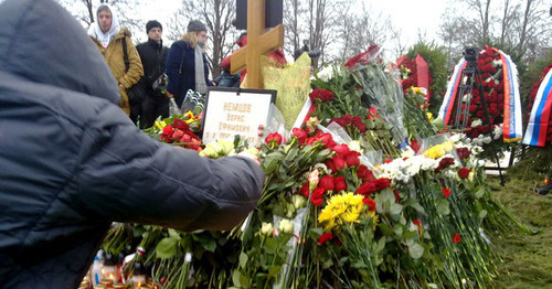 На могиле Бориса Немцова. Москва, 3 марта 2015 г. Фото Вячеслава Ферапошкина для "Кавказского узла" На могиле Бориса Немцова. Москва, 3 марта 2015 г. Фото Вячеслава Ферапошкина для "Кавказского узла"