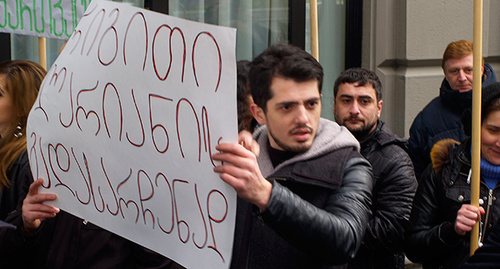 Акция протеста против министра финансов Грузии перед отелем Тбилиси-Мэриот. Надпись на плакате «На очереди падение лари». Тбилиси, 25 февраля 2015 г. Фото Беслана Кмузова для «Кавказского узла» Акция протеста против министра финансов Грузии перед отелем Тбилиси-Мэриот. Надпись на плакате «На очереди падение лари». Тбилиси, 25 февраля 2015 г. Фото Беслана Кмузова для «Кавказского узла»