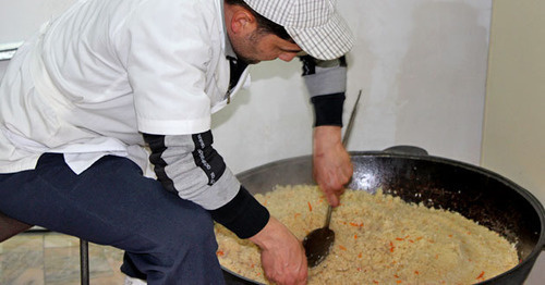 Приготовление плова во время праздничных мероприятий. КБР, поселок Хасанья, 28 марта 2015 г. Фото Людмилы Маратовой для "Кавказского узла"