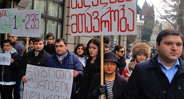 Девушка с плакатом «В отставку правительство» во время акции протеста. Тбилиси, февраль 2015 г. Фото Беслана Кмузова для "Кавказского узла"