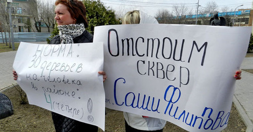 Участники пикета в Волгограде выступили против вырубки зеленых насаждений. 2 апреля 2015 г. Фото Татьяны Филимоновой для "Кавказского узла" Участники пикета в Волгограде выступили против вырубки зеленых насаждений. 2 апреля 2015 г. Фото Татьяны Филимоновой для "Кавказского узла"