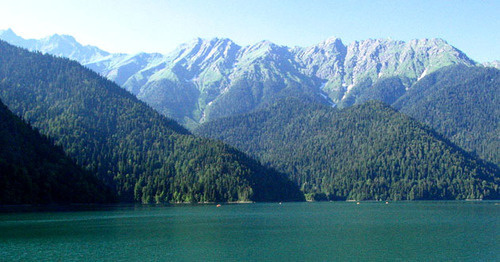 Озеро Рица. Абхазия. Фото: Вешта Денис https://ru.wikipedia.org/ Озеро Рица. Абхазия. Фото: Вешта Денис https://ru.wikipedia.org/