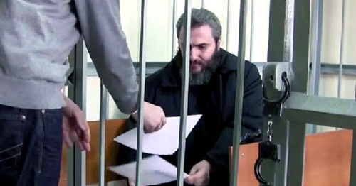 Борис Стомахин в зале суда. Кадр из видео пользователя sevikazia http://www.youtube.com/ Борис Стомахин в зале суда. Кадр из видео пользователя sevikazia http://www.youtube.com/