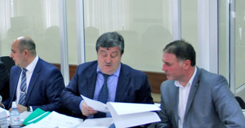Адвокат Аладуи Мусаев (в центре) в зале суда. Ставропольский край, апрель 2015 г. Фото Магомеда Туаева для "Кавказского узла" Адвокат Аладуи Мусаев (в центре) в зале суда. Ставропольский край, апрель 2015 г. Фото Магомеда Туаева для "Кавказского узла"