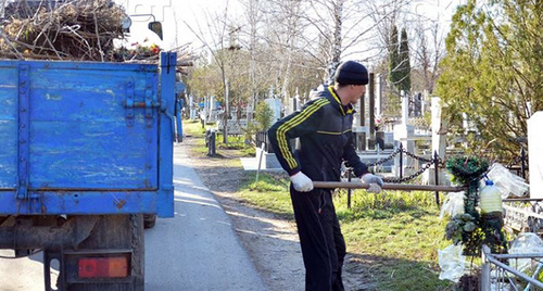 Уборка территории кладбища в Ростове. Фото: http://bloknot-rostov.ru/thumb/800x0xcut/upload/iblock/9ae/kladbishche.jpg Уборка территории кладбища в Ростове. Фото: http://bloknot-rostov.ru/thumb/800x0xcut/upload/iblock/9ae/kladbishche.jpg