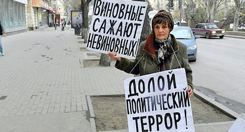 Галина Тихенко во время одиночного пикета против политических репрессий. Волгоград, 19 апреля 2015 г. Фото Татьяны Филимоновой для "Кавказского узла" Галина Тихенко во время одиночного пикета против политических репрессий. Волгоград, 19 апреля 2015 г. Фото Татьяны Филимоновой для "Кавказского узла"